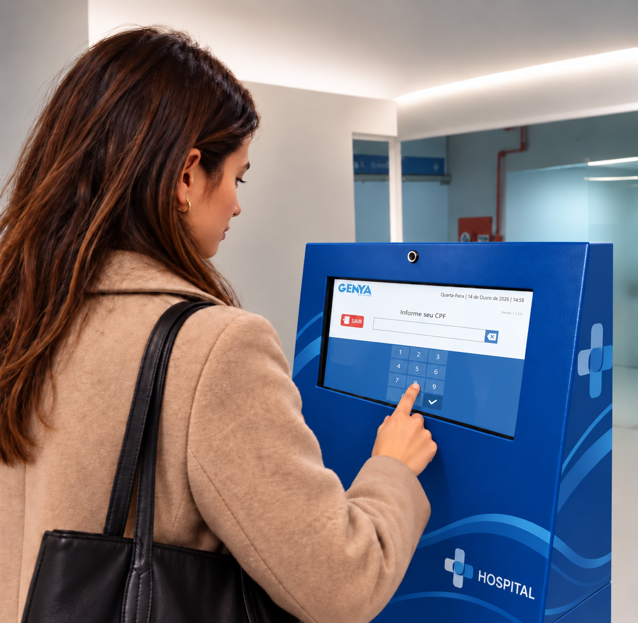 Paciente utilizando um totem de autoatendimento na recepção